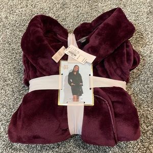 New with tags VICTORIA'S SECRET
Short Cozy Robe. Size XS-S